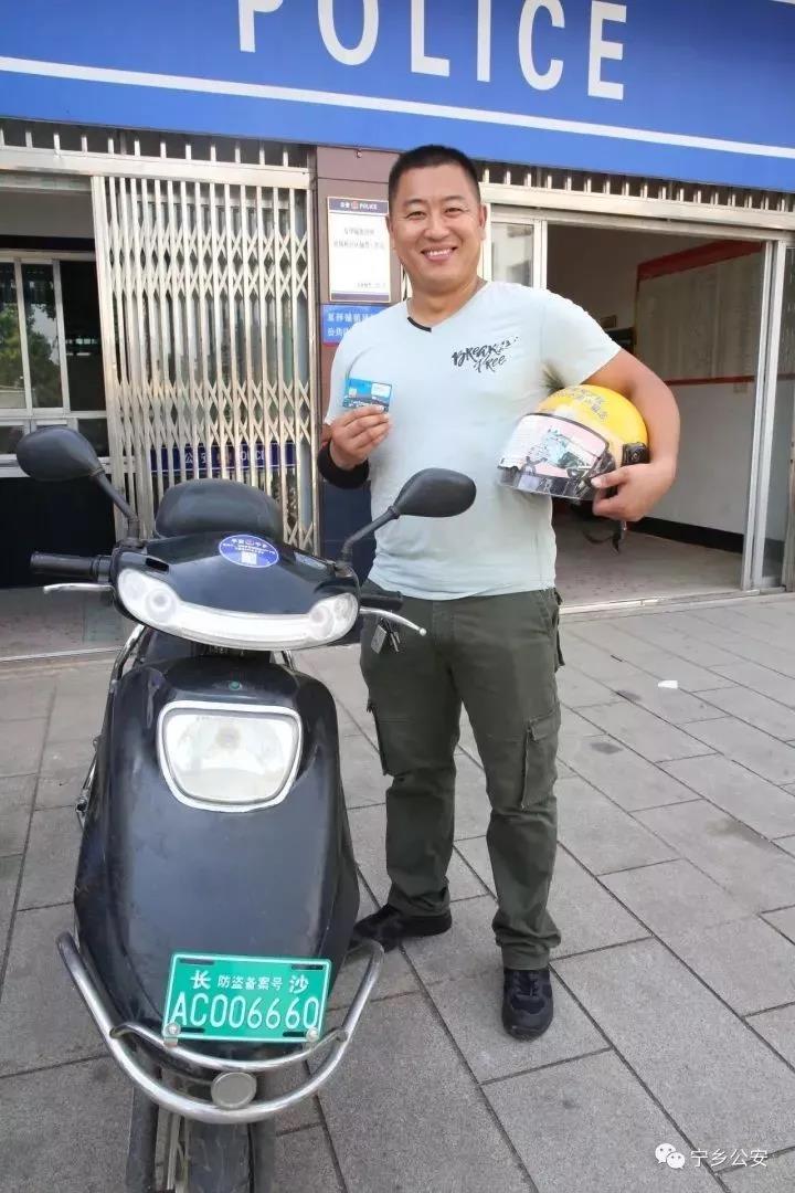 看这位帅哥笑的多开心呀！