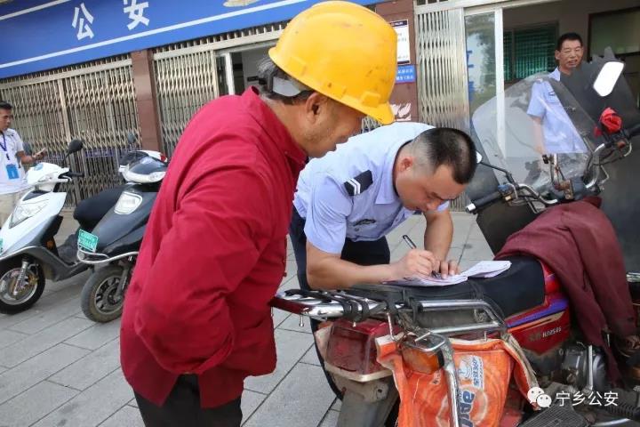 凤桥社区群众听闻“防盗神器”有用，赶紧来办理一个！